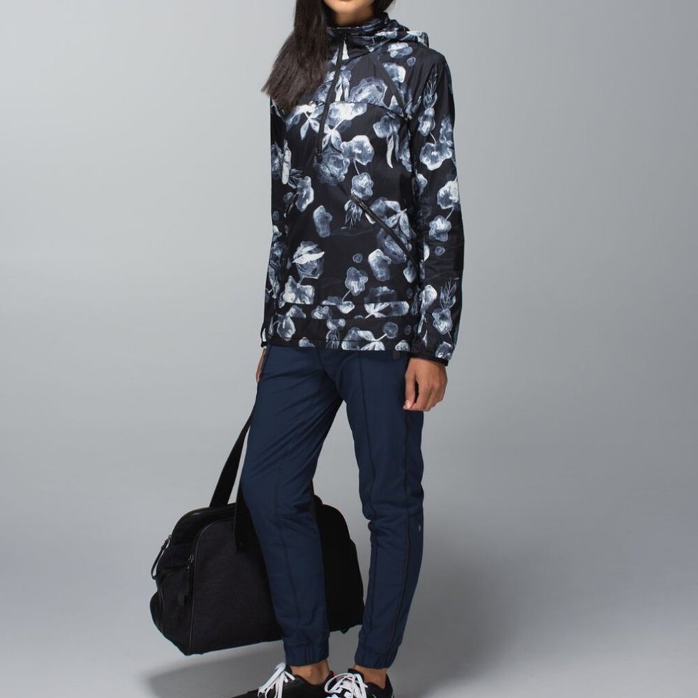 NEW Lululemon Miss Misty Pullover Inky Floral Black Ghost size 4